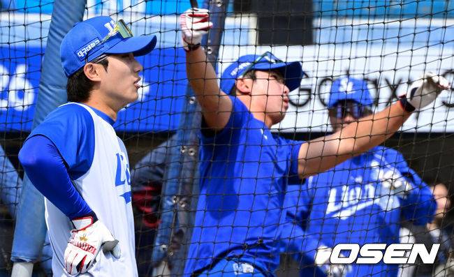 [OSEN=대구, 조은정 기자] 29일 대구삼성라이온즈파크에서 ‘2026 신한 SOL KBO 리그’ 삼성 라이온즈와 롯데 자이언츠의 개막전이 열린다.개막전 선발 투수로 삼성은 최원태를 롯데는 비슬리를 내세웠다.삼성 이재현이 김영웅의 타격 훈련을 지켜보고 있다. 2026.03.29 /cej@osen.co.kr