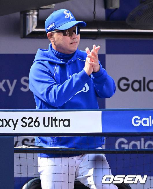 [OSEN=대구, 조은정 기자] 29일 대구삼성라이온즈파크에서 ‘2026 신한 SOL KBO 리그’ 삼성 라이온즈와 롯데 자이언츠의 개막시리즈 경기가 열렸다.개막전 선발 투수로 삼성은 최원태를 롯데는 비슬리를 내세웠다.삼성 박진만 감독이 박수를 보내고 있다. 2026.03.29 /cej@osen.co.kr