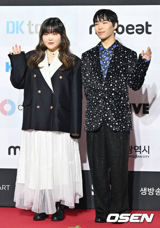 [OSEN=부산, 이석우 기자]10일 오후 부산 벡스코에서 써클차트 뮤직 어워즈 2023 포토월 행사가 열렸다.악뮤가 포즈를 취하고 있다. 2024.01.10 / foto0307@osen.co.kr