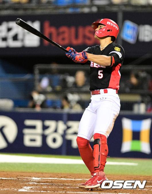 [OSEN=잠실, 지형준 기자] 31일 서울 잠실야구장에서 2026 신한 SOL KBO리그 LG 트윈스와 KIA 타이거즈즈의 경기가 열렸다. 이날 LG는 톨허스트, KIA는 아담 올러를 선발로 내세웠다.2회초 2사 2루에서 KIA 김도영이 좌월 투런포를 날리고 있다. 2026.03.31&nbsp;/ jpnews@osen.co.kr