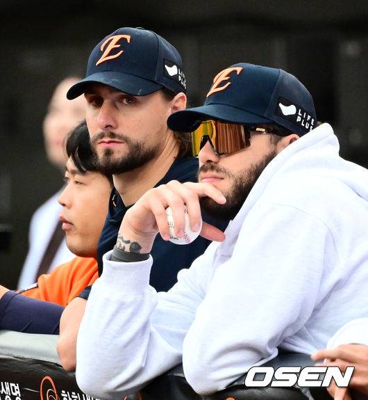 [OSEN=대전, 지형준 기자] 19일 오후 대전 한화생명볼파크에서 2025 신한 SOL Bank KBO리그 포스트시즌 플레이오프 2차전 한화 이글스와 삼성 라이온즈의 경기가 열렸다.한화는 라이언 와이스, 삼성은 최원태를 선발 투수로 내세웠다.6회초 한화 와이스, 폰세가 경기를 지켜보고 있다. 2025.10.19 /jpnews@osen.co.kr