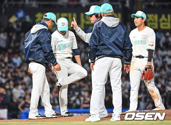[OSEN=창원, 이석우 기자] 31일 창원NC파크에서 2026 신한 SOL KBO 리그 NC 다이노스와 롯데 자이언츠의 경기가 열렸다. 홈팀 NC는 토다가, 방문팀 롯데는 박세웅이 선발 출전했다. NC 다이노스 선발투수 토다가 3회초 2사 1,2루 롯데 자이언츠 전준우의 타구에 발을 맞고 괜찮다며 보여주고 있다. 2026.03.31 / foto0307@osen.co.kr