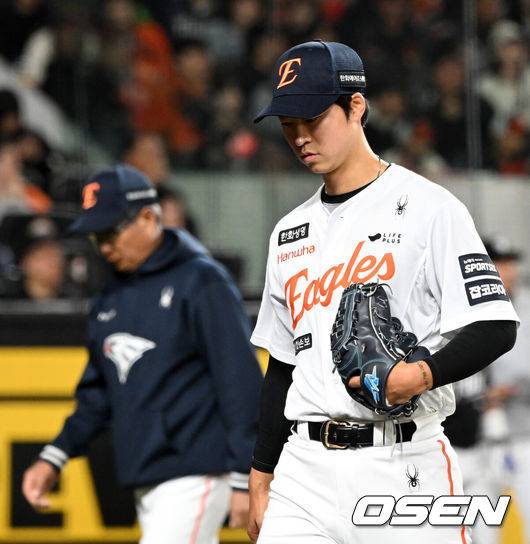 [OSEN=대전, 이대선 기자] 31일 대전 한화생명볼파크에서 2026 신한 SOL KBO리그 한화 이글스와 KT 위즈의 경기가 열렸다.이날 한화는 오웬 화이트, KT는 케일럽 보쉴리를 선발로 내세웠다.5회초 1사 1,2루에서 한화 엄상백이 헤드샷 퇴장을 당하고 있다. 2026.03.31 /sunday@osen.co.kr