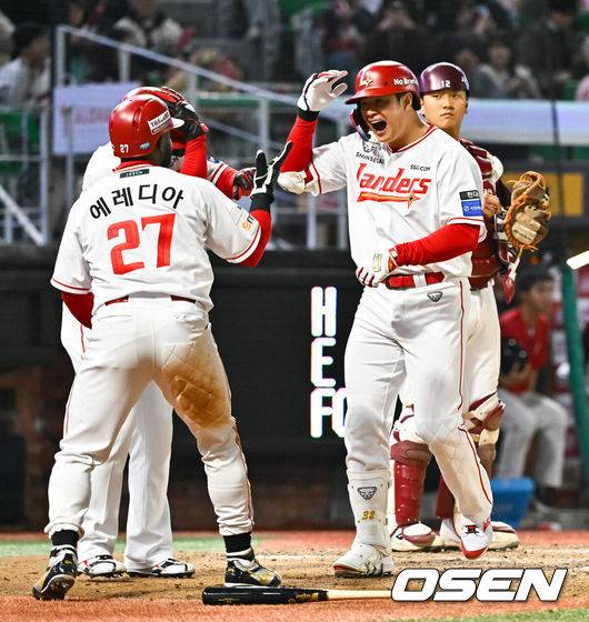 [OSEN=인천, 박준형 기자]  31일 오후 인천 SSG랜더스필드에서 2026 신한 SOL KBO리그&nbsp;SSG 랜더스와 키움 히어로즈의 경기가 진행됐다.이날 SSG는 베니지아노를, 키움은 와일스를 선발투수로 내세웠다. 7회말 1사 1,2루 SSG 김재환이 3점 홈런을 날리고 홈을 밟고 있다.   2026.03.31 / soul1014@osen.co.kr