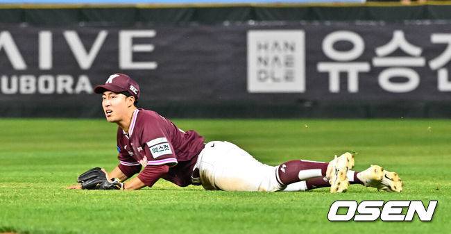 [OSEN=인천, 박준형 기자]  31일 오후 인천 SSG랜더스필드에서 2026 신한 SOL KBO리그&nbsp;SSG 랜더스와 키움 히어로즈의 경기가 진행됐다.이날 SSG는 베니지아노를, 키움은 와일스를 선발투수로 내세웠다. 6회말 2사 2루 SSG 한유섬의 내야땅볼때 최재영 2루수가 포구 실책한뒤 1루 송구하고 있다.      2026.03.31 / soul1014@osen.co.kr