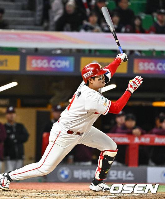 [OSEN=인천, 박준형 기자]  31일 오후 인천 SSG랜더스필드에서 2026 신한 SOL KBO리그&nbsp;SSG 랜더스와 키움 히어로즈의 경기가 진행됐다.이날 SSG는 베니지아노를, 키움은 와일스를 선발투수로 내세웠다. 4회말 2사 SSG 고명준이 안타를 날리고 있다 .    2026.03.31 / soul1014@osen.co.kr