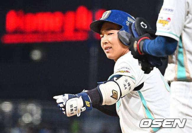 [OSEN=창원, 이석우 기자] 31일 창원NC파크에서 2026 신한 SOL KBO 리그 NC 다이노스와 롯데 자이언츠의 경기가 열렸다. 홈팀 NC는 토다가, 방문팀 롯데는 박세웅이 선발 출전했다. NC 다이노스 김휘집이 3회말 2사 2,3루 중견수 앞 2타점 안타를 치고 세리머니를 하고 있다. 2026.03.31 / foto0307@osen.co.kr