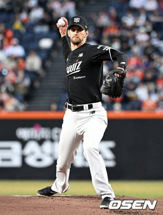 [OSEN=대전, 이대선 기자] 31일 대전 한화생명볼파크에서 2026 신한 SOL KBO리그 한화 이글스와 KT 위즈의 경기가 열렸다.이날 한화는 오웬 화이트, KT는 케일럽 보쉴리를 선발로 내세웠다.1회말 무사에서 KT 선발투수 보쉴리가 역투하고 있다. 2026.03.31 /sunday@osen.co.kr