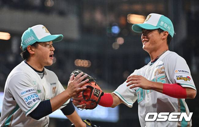 [OSEN=창원, 이석우 기자] 31일 창원NC파크에서 2026 신한 SOL KBO 리그 NC 다이노스와 롯데 자이언츠의 경기가 열렸다. 홈팀 NC는 토다가, 방문팀 롯데는 박세웅이 선발 출전했다. NC 다이노스 선발투수 최정원이 5회초 2사 롯데 자이언츠 윤동희의 타구를 호수비로 잡고 토다와 하이파이브를 하고 있다. 2026.03.31 / foto0307@osen.co.kr