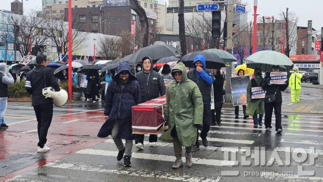 ▲ 지난 3월 2일 전주 오거리문화광장에서 열린 자임추모공원 사태 집회를 마친 유가족들이 전주시청 방향으로 행진하고 있다. ⓒ프레시안(양승수)