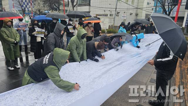 ▲ 지난 3월 2일 전주 오거리문화광장에서 열린 자임추모공원 사태 집회에서 유가족들이 ‘하늘로 보내는 마지막 편지’를 적는 퍼포먼스를 하고 있다. ⓒ프레시안(양승수)