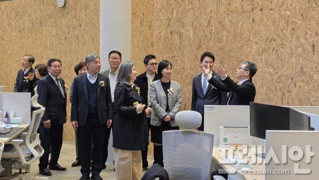 ▲31일 홍성호 로커스 대표이사(우측 첫번째)가 순천만애니메이션 클러스터 열림식에 참석한 주요 내빈들에게 로커스 사무공간에 대해 설명하고 있다.2026.3.31.ⓒ프레시안(지정운)