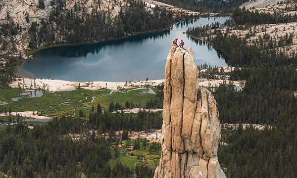 미국 요세미티의 바위 봉우리 정상에서 프러포즈하는 커플. 사진 벤 하클러로드.