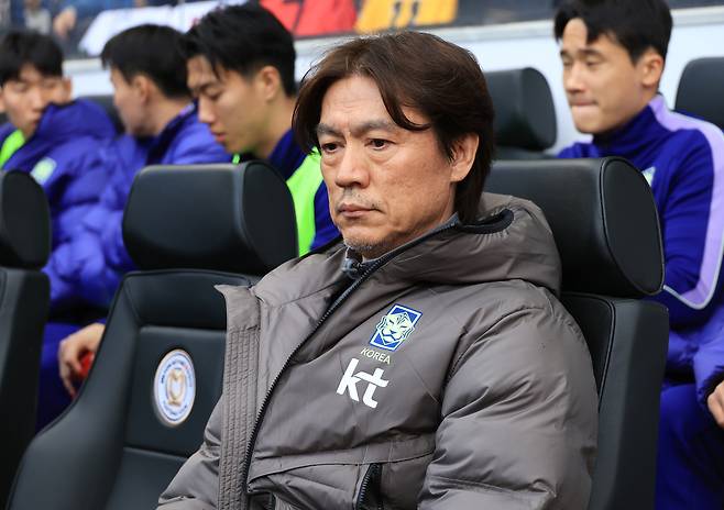 홍명보 대한민국 축구 국가대표팀 감독이 지난 28일 영국 밀턴킨스 스타디움 MK에서 열린 코트디부아르와 평가전에 입장해 경기 시작을 기다리고 있다. 밀턴킨스=연합뉴스