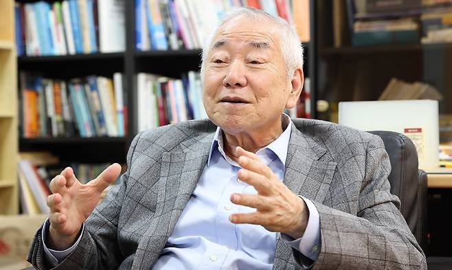 문정인 연세대 명예교수가 지난 27일 서울 마포구 연세대 통일연구원 자신의 연구실에서 진행한 세계일보와 인터뷰에서 대북정책 및 최근 한반도 정세에 대한 견해를 밝히고 있다. 문 교수는 미국·이란 전쟁이 북한에 남북대화의 필요성을 인식하는 계기가 되어야 한다고 강조하기도 했다.남정탁 기자