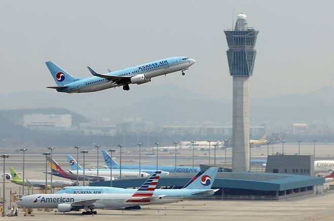 지난해 해외여행을 다녀온 사람의 비율은 31.5%로 2년 전보다 2배 이상 뛰며 역대 최고 수준을 보였다. 뉴스1