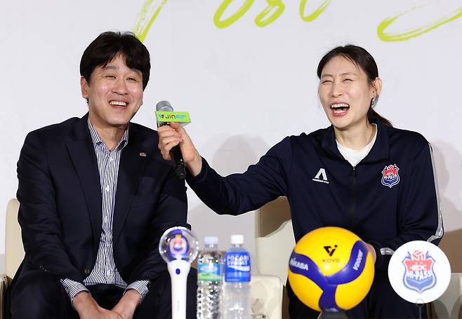 한국도로공사 김종민 감독과 배유나가 지난 20일 서울 강남구 호텔 청담 리베라 베르사이유홀에서 열린 진에어 2025~2026 V리그 포스트시즌 미디어데이에서 각오를 전하고 있다. 뉴시스