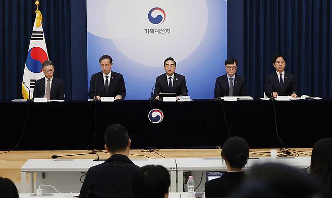 박홍근 기획예산처 장관이 지난 27일 세종시 정부세종청사에서 중동 사태 대응을 위한 2026년도 추가경정 예산안에 대해 브리핑하고 있다. 연합뉴스