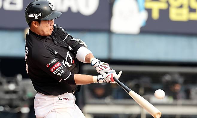KT 허경민이 29일 서울 잠실구장에서 열린 2026 KBO리그 LG와 원정경기에서 투런 홈런을 날리고 있다. 뉴스1