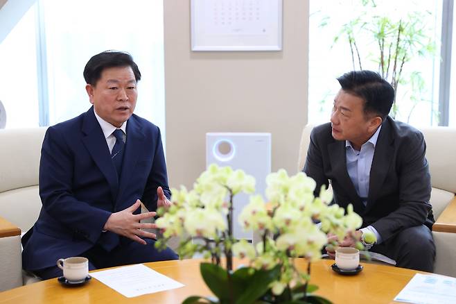 박승원 광명시장(왼쪽)과 송치영 포스코이앤씨 사장이&nbsp;31일 오후 인천 송도 포스코이앤씨 본사에서 피해 보상을 협의하고 있다. 광명시 제공