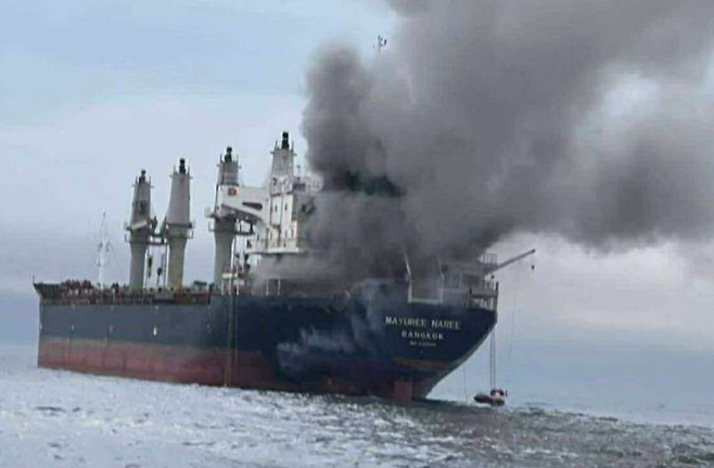 11일(현지시간) 호르무즈 해협에서 공격을 받은 태국 벌크선 ‘마유리 나리’호에서 연기가 피어오르고 있다. 2026.3.11 AP 연합뉴스(태국 해군 제공)