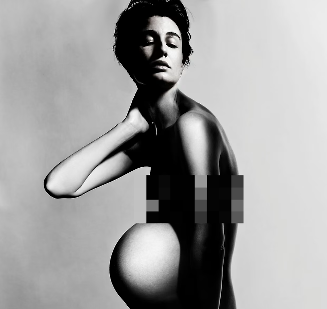 영국 모델 에린 오코너가 지난 15일(현지시간) 자신의 인스타그램 계정에 올렸다가 ‘가이드라인 위반’을 이유로 삭제된 자신의 나체 만삭 사진(사진 일부 모자이크 처리함). 오코너 인스타그램 캡처