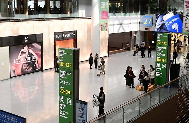 중동 전쟁에 따른 고유가와 달러·원 환율이 17년 만에 1510원대를 돌파하는 등 고환율 장기화가 지속되고 있는 3월 23일 인천국제공항 제1터미널 면세구역이 한산한 모습을 보이고 있다. 영종도=권욱 기자
