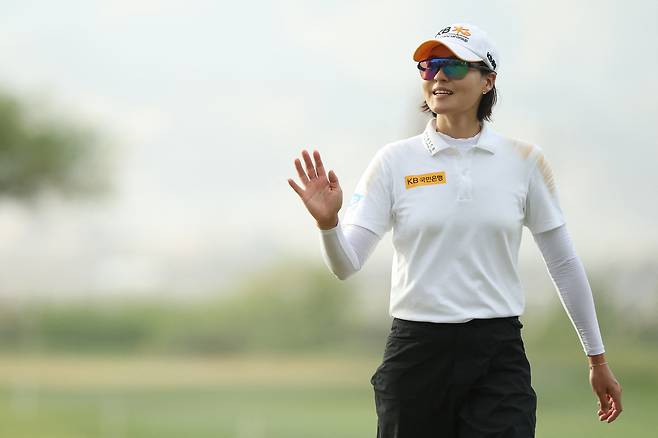 갤러리에게 인사하고 있는 전인지. 사진 제공=AFP연합뉴스