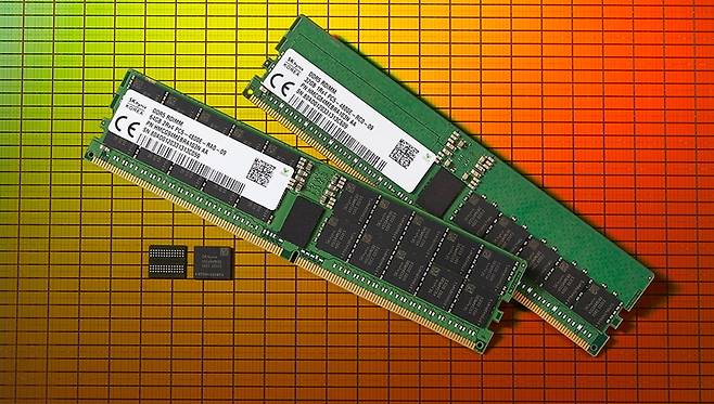 SK하이닉스의 DDR5 D램과 모듈. SK하이닉스