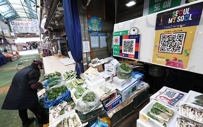 31일 정부가 중동 전쟁으로 인한 고유가 대응에 초점을 맞춰 추가경정예산안을 확정했다. 이날 서울 마포구 망원시장의 한 상점에 서울페이와 온누리상품권 등 QR코드 안내문이 붙어 있다.  연합뉴스