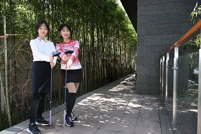 정윤제(왼쪽)과 노윤경씨가 피팅에 앞서 포즈를 취하고 있다. 조태형 기자