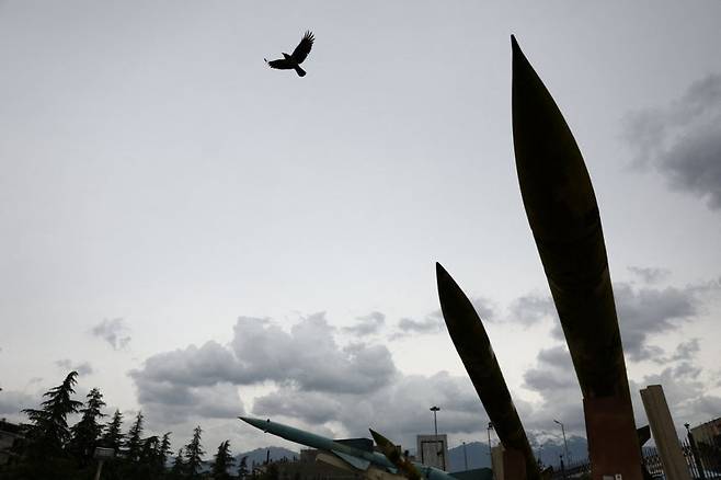 26일(현지시간) 이란 테헤란의 한 공원에 미사일들이 전시돼 있다. 기사 이해를 돕기 위한 사진. 로이터연합뉴스