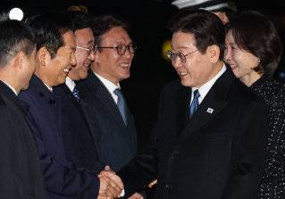 싱가포르·필리핀 국빈 방문 일정을 마친 이재명 대통령이 3월 4일 경기 성남 서울공항에 도착해 정청래 더불어민주당 대표와 악수하고 있다. 뉴스1