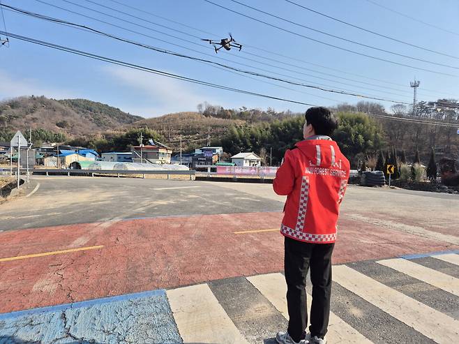 진주시 산림정원과 소속 드론감시단이 열화상 드론을 띄우고 있다. ⓒ진주시 제공