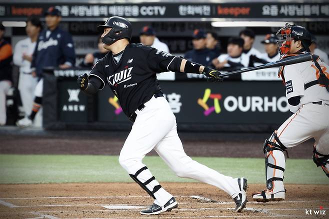 KT 장성우가 31일 대전한화생명볼파크서 열린 한화전서 안타를 치고 있다. 사진제공|KT 위즈