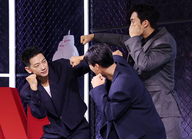 배우 정지훈(왼쪽부터), 우도환, 이상이가 31일 서울 중구 앰배서더서울풀만호텔에서 열린 넷플릭스 시리즈 ‘사냥개들’ 시즌2 제작발표회에 참석, 포즈를 취하고 있다. 연합뉴스