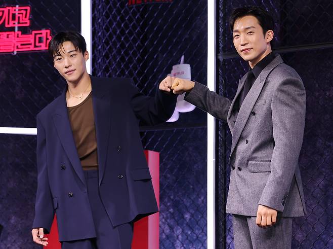 배우 우도환(왼쪽)과 이상이가 31일 서울 중구 앰배서더서울풀만호텔에서 열린 넷플릭스 시리즈 ‘사냥개들’ 시즌2 제작발표회에 참석, 포즈를 취하고 있다. 연합뉴스