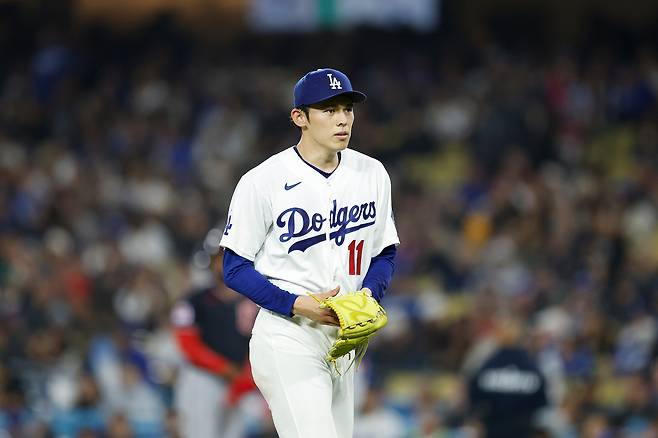 LA 다저스 사사키가 31일 클리블랜드전에 선발 등판, 마운드 위에 서 있다. AP연합뉴스