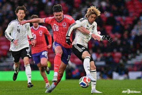 이토 준야(오른쪽)의 29일(한국시간) 스코틀랜드 글래스고의 햄던 파크에서 열린 3월 A매치 평가전 도중. /AFPBBNews=뉴스1