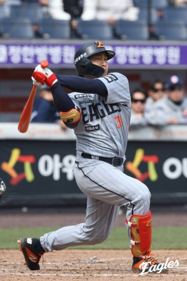 손아섭이 시범경기에서 안타를 날리고 있다. /사진=한화 이글스 제공
