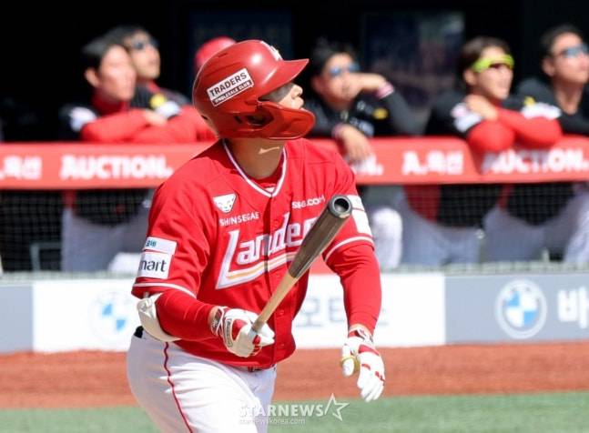 김재환이 뜬공 타구를 날리고 바라보고 있다. /사진=강영조 선임기자