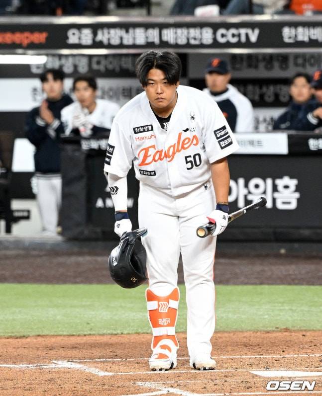 한화 강백호가 31일 KT전 2회 첫 타석에 들어서면서 3루쪽 KT 팬들에게 인사하고 있다. /사진=OSEN