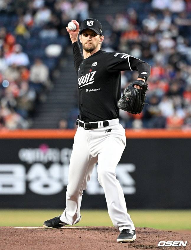 KT 선발 보쉴리가 31일 한화를 상대로 공을 던지고 있다. /사진=OSEN