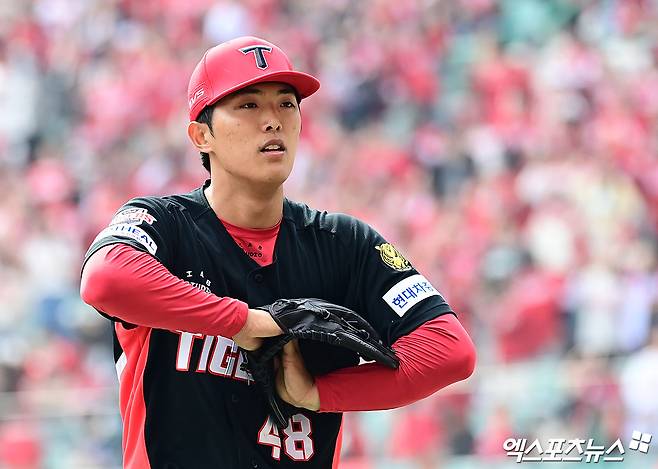 지난 29일 오후 인천SSG랜더스필드에서 열린 '2026 신한 SOL Bank KBO리그' KIA 타이거즈와 SSG 랜더스의 경기, 2회말 종료 후 KIA 선발투수 이의리가 더그아웃으로 향하고 있다. 엑스포츠뉴스 DB