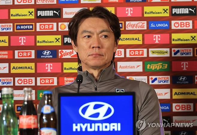오스트리아전 앞둔 홍명보 감독 (빈[오스트리아]=연합뉴스) 최재구 기자 = 오스트리아전을 하루 앞둔 30일(현지시간) 홍명보 축구 국가대표팀 감독이 경기가 열릴 에른스트 하펠 스타디움에서 공식 기자회견을 하고 있다. 2026.3.30 jjaeck9@yna.co.kr