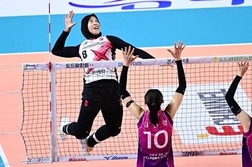 스파이크하는 정관장의 메가(왼쪽) [한국배구연맹 제공. 재판매 및 DB 금지]