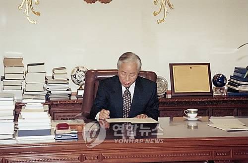 1996년 청와대 집무실에서 국정을 구상하고 있는 김영삼 대통령 (서울=연합뉴스) 강한구 기자= 김영삼 대통령이 청와대 집무실에서 국정전반에 대해 구상을 하고 있다. 1996.10.16 
<저작권자 ⓒ 2009 연 합 뉴 스. 무단전재-재배포 금지.>