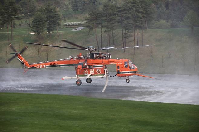 헬기 담수 [산림청 산림항공본부 비무장지대산림항공관리소 제공. 재판매 및 DB 금지]