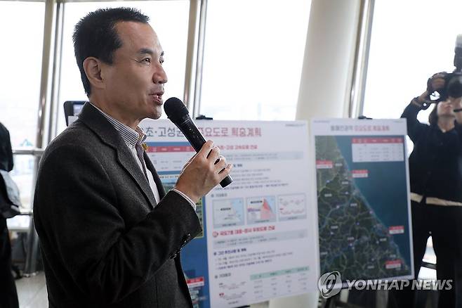 속초 방문한 김진태 강원도지사 (속초=연합뉴스) 류호준 기자 = 31일 강원 속초시 조양동 엑스포타워에서 김진태 강원도지사가 속초∼강원 고성 고속도로 예타 통과를 위한 대응 전략 등을 소개하고 있다. 2026.3.31 ryu@yna.co.kr