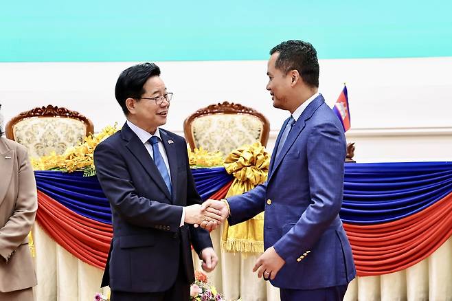 한-캄보디아, 과학수사 협력 위해 협의의사록 체결 (서울=연합뉴스) 31일(현지시각) 캄보디아 수도 프놈펜에 위치한 내무부 청사에서 열린 '캄보디아 경찰 현장 감식 및 법과학 역량강화 사업' 협의의사록(RD) 체결식에서 김창룡 주캄보디아 한국대사(왼쪽)와 사르 소카 캄보디아 부총리 겸 내무부 장관(오른쪽)이 악수하고 있다. 2026.3.31 [코이카 제공. 재판매 및 DB 금지]